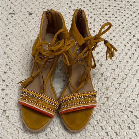 Unique Pair of shoes with nicely decorated beads - Picture 1 of 4